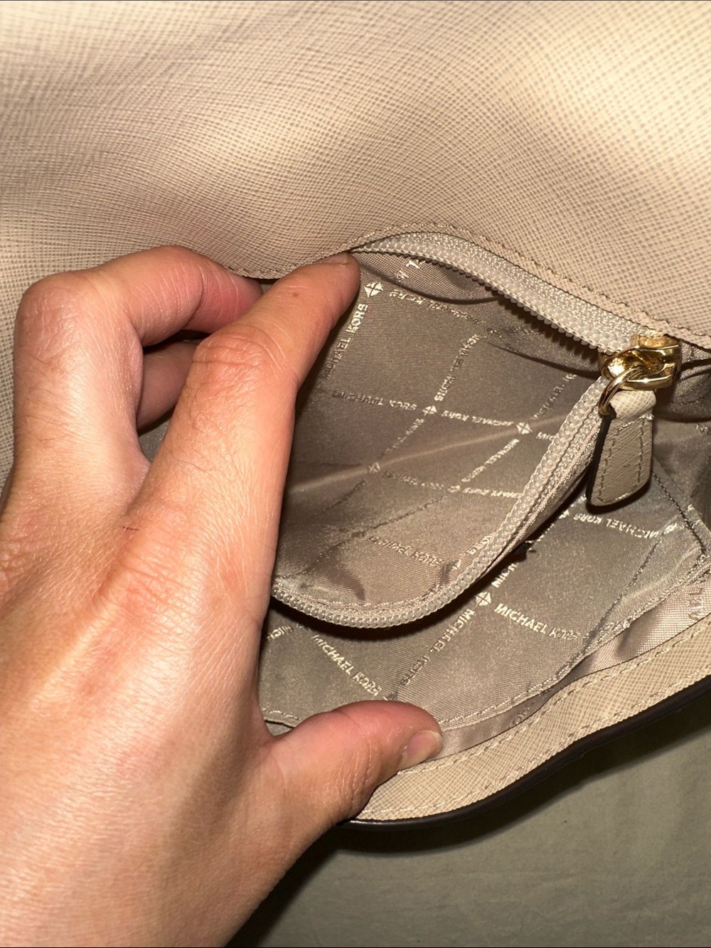 Michael Kors Cream Crossbody Envelope Bag with Gold Hardware - Picture 3 of 9